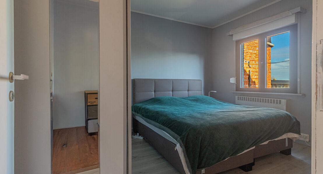 Deze woning biedt alles wat je nodig hebt voor een comfortabel gezinsleven. Op het gelijkvloers kom je binnen via een ruime inkomhal die toegang geeft tot een lichte, ruime leefruimte met bijhorende keuken waardoor alles makkelijk bij elkaar is. Verder vi