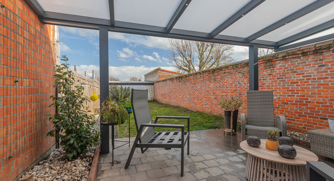 Deze woning biedt alles wat je nodig hebt voor een comfortabel gezinsleven. Op het gelijkvloers kom je binnen via een ruime inkomhal die toegang geeft tot een lichte, ruime leefruimte met bijhorende keuken waardoor alles makkelijk bij elkaar is. Verder vi