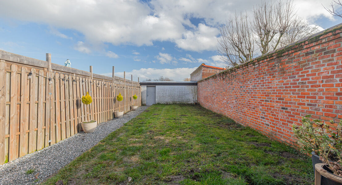 Deze woning biedt alles wat je nodig hebt voor een comfortabel gezinsleven. Op het gelijkvloers kom je binnen via een ruime inkomhal die toegang geeft tot een lichte, ruime leefruimte met bijhorende keuken waardoor alles makkelijk bij elkaar is. Verder vi