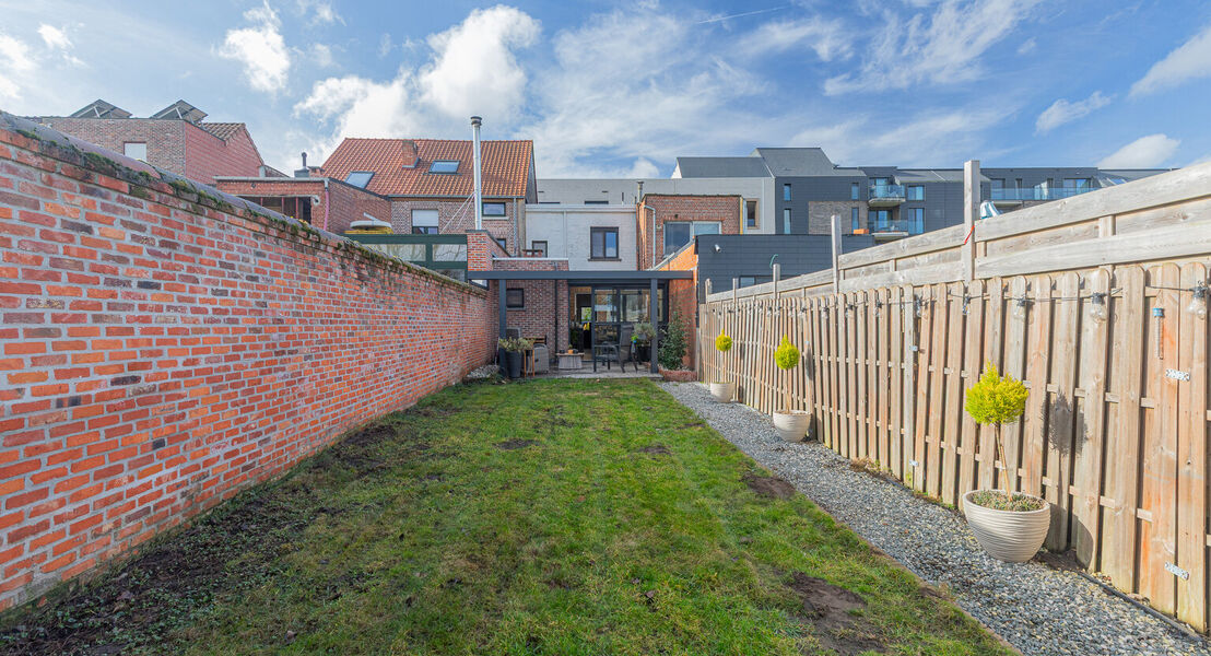 Deze woning biedt alles wat je nodig hebt voor een comfortabel gezinsleven. Op het gelijkvloers kom je binnen via een ruime inkomhal die toegang geeft tot een lichte, ruime leefruimte met bijhorende keuken waardoor alles makkelijk bij elkaar is. Verder vi