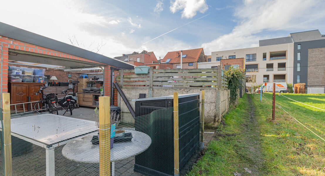 Deze woning biedt alles wat je nodig hebt voor een comfortabel gezinsleven. Op het gelijkvloers kom je binnen via een ruime inkomhal die toegang geeft tot een lichte, ruime leefruimte met bijhorende keuken waardoor alles makkelijk bij elkaar is. Verder vi