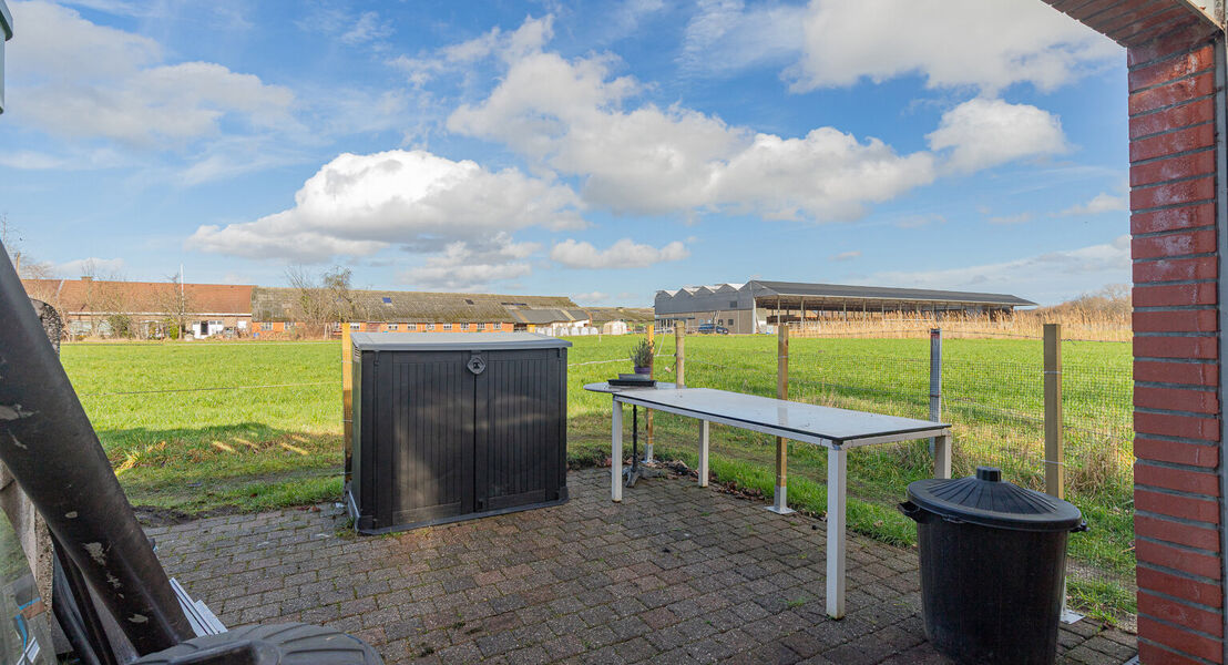 Deze woning biedt alles wat je nodig hebt voor een comfortabel gezinsleven. Op het gelijkvloers kom je binnen via een ruime inkomhal die toegang geeft tot een lichte, ruime leefruimte met bijhorende keuken waardoor alles makkelijk bij elkaar is. Verder vi