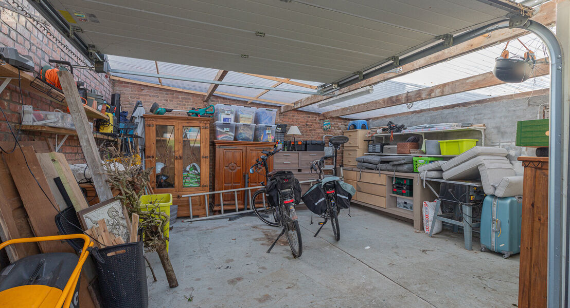 Deze woning biedt alles wat je nodig hebt voor een comfortabel gezinsleven. Op het gelijkvloers kom je binnen via een ruime inkomhal die toegang geeft tot een lichte, ruime leefruimte met bijhorende keuken waardoor alles makkelijk bij elkaar is. Verder vi