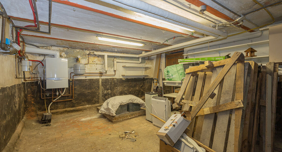 Deze woning biedt alles wat je nodig hebt voor een comfortabel gezinsleven. Op het gelijkvloers kom je binnen via een ruime inkomhal die toegang geeft tot een lichte, ruime leefruimte met bijhorende keuken waardoor alles makkelijk bij elkaar is. Verder vi